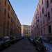Sulla sinistra si aprono due traverse: via Zuccaro e via Petrera, che racchiudono unampia area fatta di bassi edifici colorati dal colore giallognolo e in alcuni casi rosa per la maggior parte senza balconi con le finestre racchiuse da persiani verdi